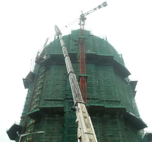 钢城吊车在工地上作业